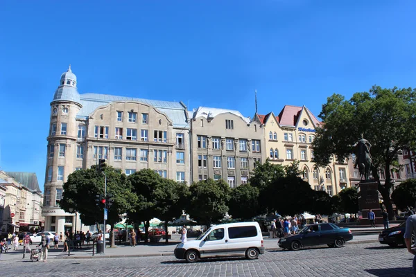 Trafikerad gata i lvov — Stockfoto