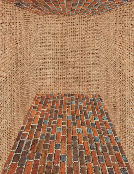 Quarto com teto e piso feito de paredes de tijolo e saco — Fotografia de Stock