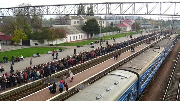 Elektrikli tren için bekleyen insanlara göster — Stok fotoğraf