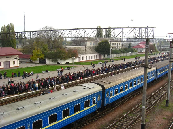 Elektrikli tren için bekleyen insanlara göster — Stok fotoğraf