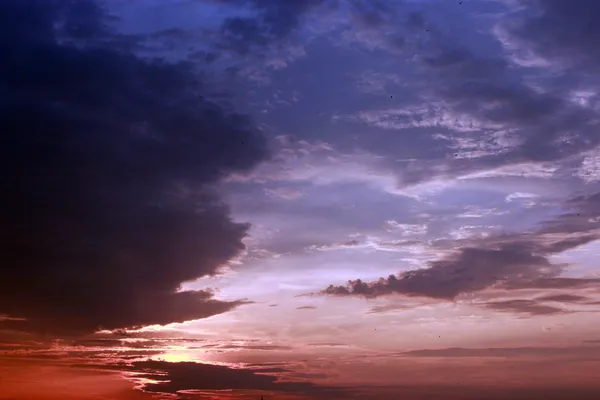 Paisaje nocturno con nubes — Foto de Stock