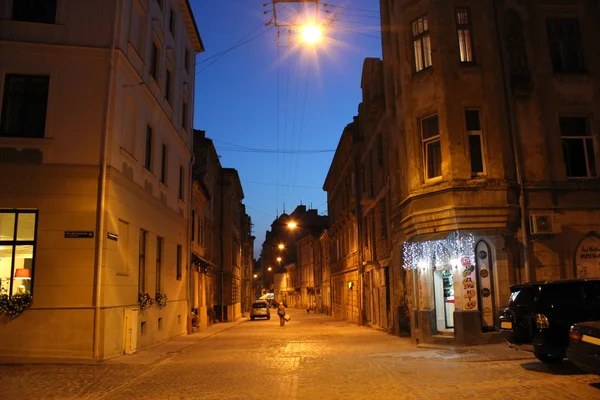 Osvětlené ulice města Lvov — Stock fotografie