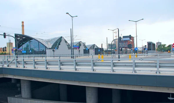 Lodz - Polonya. 18 Nisan 2019: Lodz 'da şehir hayatı. Polonya 'nın Lodz şehrinin caddelerinde yoğun trafik var. Polonya 'daki Lodz şehrinin merkezi kısmı. Güzel şehir manzarası. Şehirdeki köprü