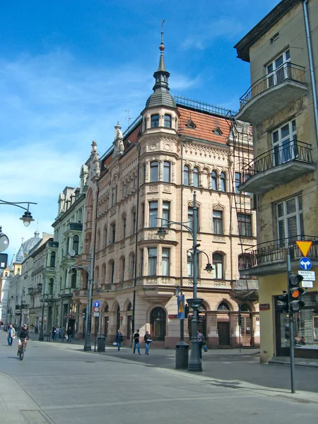 Lodz - Polonya. 22 Temmuz 2019: Lodz 'daki kaldırım manzarası. Şehir mimarisi. Lodz 'da şehir hayatı. Güzel bir şehir manzarası. Polonya 'da şehir manzarası. Polonya 'nın Lodz şehrinde hayat