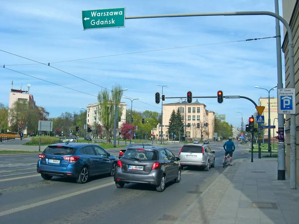 ロドス ポーランド 7月22 2019 忙しい街の通りに車 交差点で2列に車の列を作る 交通信号の緑の色を待っている都市交通 ポーランドにおける交通と都市生活 — ストック写真