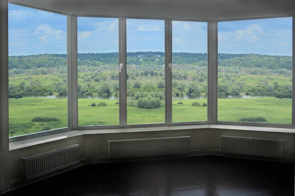 Janela Plástico Aberta Com Vista Para Paisagem Verão Com Floresta — Fotografia de Stock