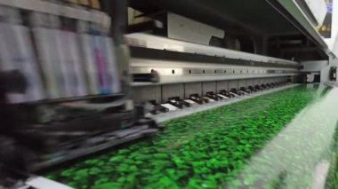 Modern yazıcı baskıları geniş formatta. Fotoğrafları yazıcıya basıyorum. Kahin fotoğrafı baskısı. Foto yazdırma işlemi sırasında yazıcı başı Mimaki