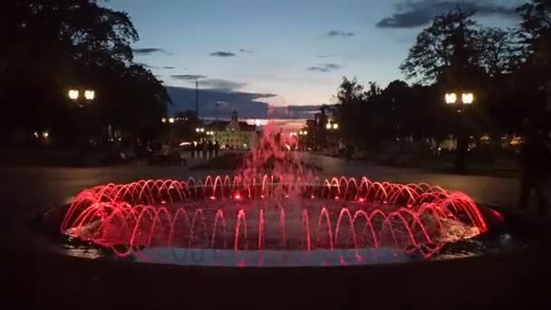 Bunte Springbrunnen Stadtpark Bunte Wasserstrahlen Lifestyle Konzept Schöner Stadtpark Mit — Stockvideo