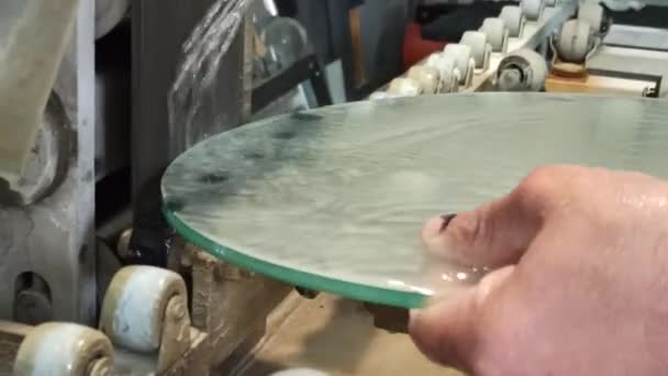 Εργάτης Χέρια Άλεση Γυαλί Μια Μηχανή Jets Νερού Ψύξης Μηχανή — Αρχείο Βίντεο
