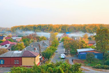 Kırsalda sisli bir sonbahar günü manzarası. Sonbaharda köyün üzerinde sis var. Sonbahar sisi.