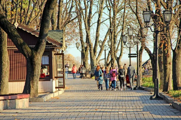 Chernihiv Ucrânia Outubro 2020 Central City Park Com Pessoas Andando — Fotografia de Stock