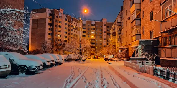 町の悪天候 駐車車の雪の厚い層 都会の風景 天気の概念 市内のブリザード 雪の中に閉じ込められた自動車 冬の街 街の霜降りの朝 市内の雪の天気 — ストック写真
