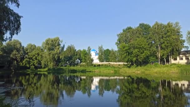 Église Orthodoxe Debout Sur Rive Rivière Cloche Sonnant Pendant Service — Video