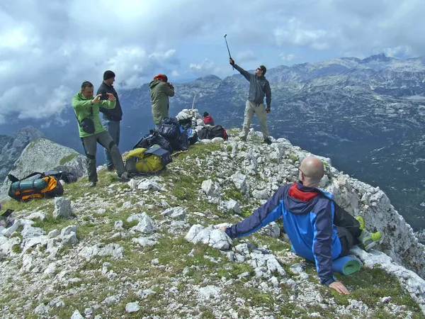 Ljubljana Slovenien Juli 2019 Grupp Turister Gläds Erövringen Toppen Berget — Stockfoto