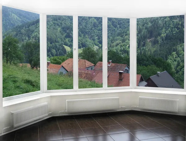 Uitzicht Vanuit Raam Bergpanorama Met Landelijke Huizen Berglandschap Moderne Venster — Stockfoto