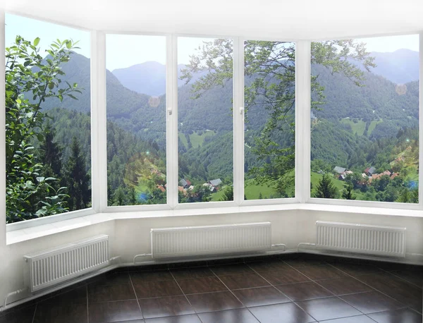 Blick Aus Dem Fenster Bergpanorama Mit Ländlichen Häusern Berglandschaft Moderne — Stockfoto