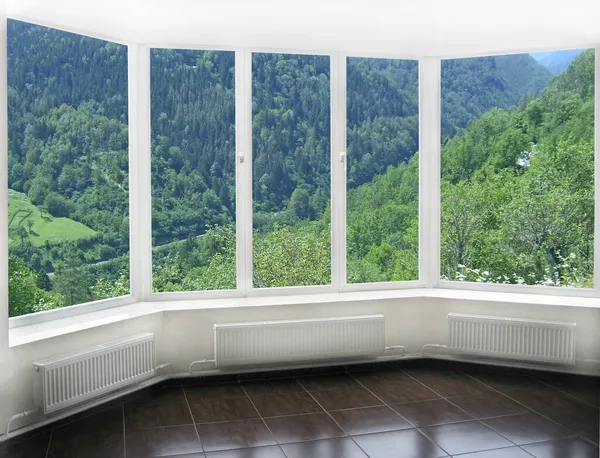 从窗口俯瞰全景 可以看到农村的房屋 山地景观 现代窗户向自然景观敞开着 山景尽收眼底 有乡村住宅 房间的窗户打开了 — 图库照片