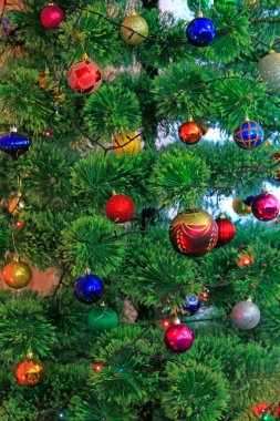 Uyumlu ve yeni yıl ağacını süsleyen bir oda. Yeni yıl arifesinde Noel baloları olan güzel süslü bir ladin. Oyuncaklarla yeni yıl ağacı