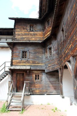 Novhorod-Siverskyi Chernihiv bölgesi / Ukrayna - 15 Temmuz 2018 / Ukrayna: Novhorod-Siverskii 'deki antik ahşap bariyer binası. Novhorod-Siverskii kalesinin antik Slavonik mimarisi. Tarihi bina