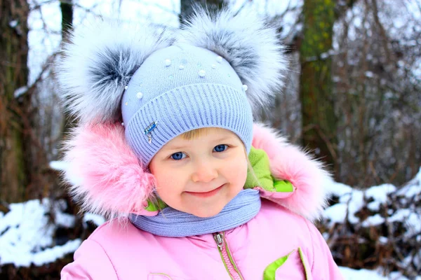 Portrait Bébé Souriant Bonnet Hiver Amusant Avec Deux Oreilles Drôles — Photo