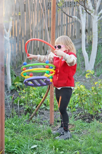 Gelukkige Zorgeloze Jeugd Dorpskinderen Meisje Installeert Schommel Landelijke Tuin Kinderanimatie — Stockfoto