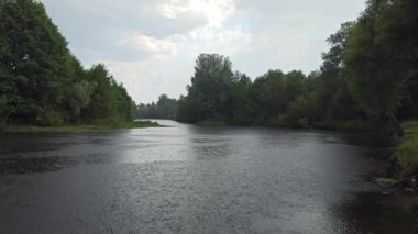 Su yüzeyinde yağmur damlaları. Nehirde yağmur. Yağmur sırasında su damlaları nehrin yüzeyine düşer. Nehir yüzeyine su damlaları