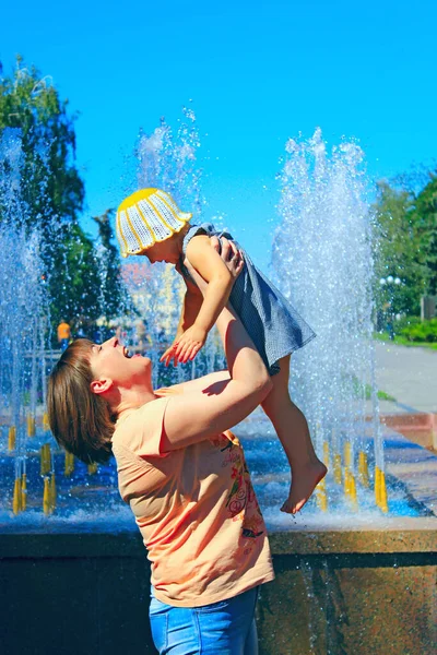 Chernihiv Ukraine August 2016 Happy Mother Throwing Childs Young Adult — Fotografia de Stock