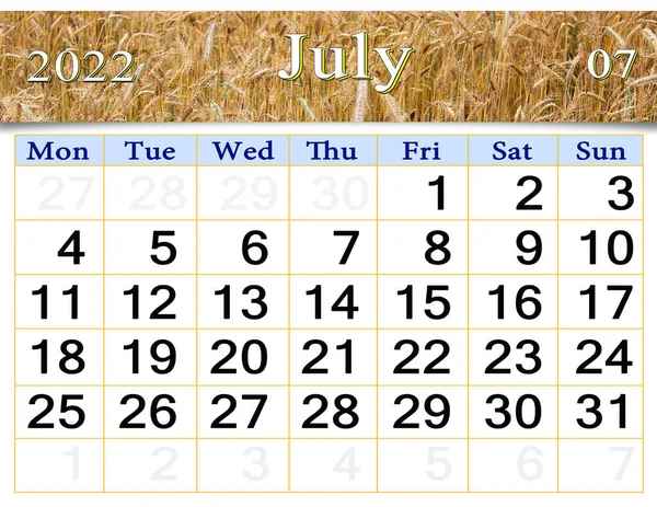 2022年7月自然背景を計画し リマインダーする主催者のカレンダー カレンダー2022年7月畑の小麦の小穂をイメージして 毎月の暦 — ストック写真
