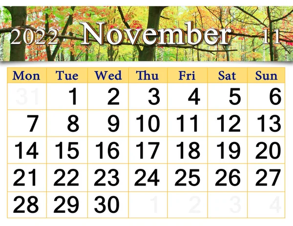 カレンダー2022年11月黄色の木々と秋の公園で 秋のカレンダー2022年11月 カレンダー印刷可能 季節の自然写真付きのウォールカレンダー 黄色の葉を持つ秋の公園 — ストック写真