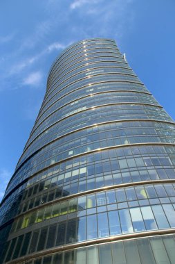 Varşova - Polonya. 27 Temmuz 2019: Varşova 'da yüksek cam gökdelen. Şehir binalarının modern mimarisi. Varşova 'da modern binaları olan iş merkezi. Şehirdeki gökdelen. İş merkezi