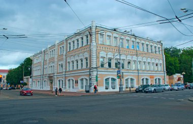 Gomel - Belarus - 20 Mayıs 2018: Belarus şehri Gomel 'de sokak. Şehir caddesinde balkonlu bir ev. Modern şehirde yol. Şehirdeki yol.