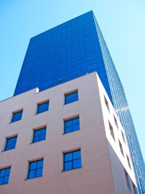 Lodz - Polonya. 17 Ağustos 2019: Varşova 'da yüksek cam gökdelen. Şehir binalarının modern mimarisi. Varşova 'da modern binaları olan iş merkezi. Şehirdeki gökdelen. İş merkezi