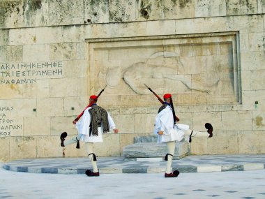 Atina, Yunanistan - 3 Kasım 2019: Parlamentodaki onur kıtası Yunanistan 'ın sembolüdür. Yunanistan 'da Cumhurbaşkanlığı Muhafız Bölgeleri. Bilinmeyen Asker 'in Yunan Mezarı' nı koruyan tören birliği.