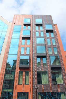 Varşova - Polonya. 27 Temmuz 2019: Varşova 'da yüksek cam gökdelen. Şehir binalarının modern mimarisi. Varşova 'da modern binaları olan iş merkezi. Şehirdeki gökdelen. İş merkezi