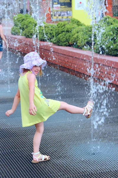 Menina Tentando Tocar Água Fontes Cidade Pessoas Têm Resto Parque — Fotografia de Stock