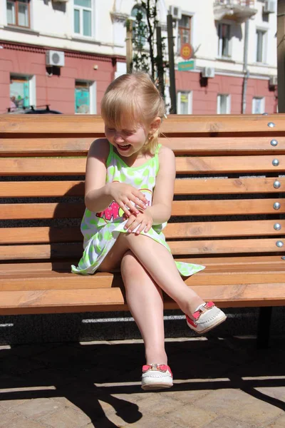 Little Girl Sharing Emotions Shopping Girl Laughing While Sitting Bench — Stock Photo, Image