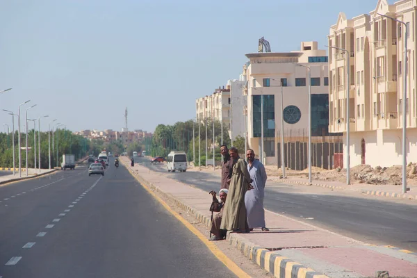 Hurghada Egypt Srpen 2018 Čtyři Místní Egyptští Muži Kráčejí Silnici — Stock fotografie