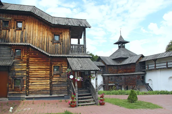 Novhorod Siverskyi Chernihiv地域 ウクライナ July 2018 ウクライナ Novhorod Siverskiiの古代の木の壁の建物 ノヴォロド — ストック写真