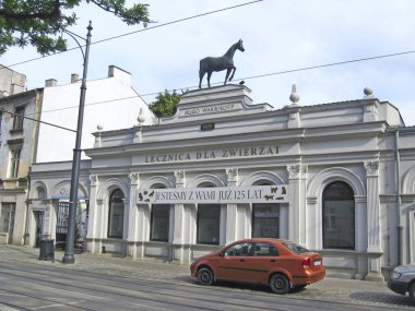 Lodz - Polonya. 18 Haziran 2019: Dikdörtgen şeklinde dev cam pencereli büyük koyu gri bina. Lodz 'da modern mimari. Koyu cam pencereli bina. Şehirde cam cepheli modern bir bina. Ofis binası