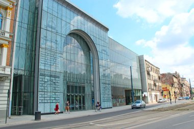 Lodz - Polonya. 17 Ağustos 2019: Lodz 'da cam bina. Şehir binalarının modern mimarisi. Lodz 'da modern binaları olan iş merkezi. Şehrin modern mimarisi. İş merkezi. Şehir mimarisi