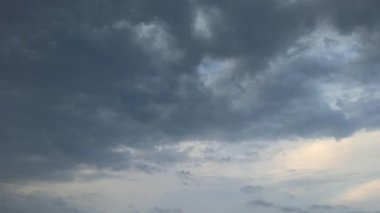 Gökteki yağmurdan önce gök gürültülü ve rüzgarlı bir manzara. Mesafe yağmur akıntıları. Korkunç kara bulut. Yağmur bekleniyor. Hava kötüymüş. Güçlü rüzgar ve sağanak