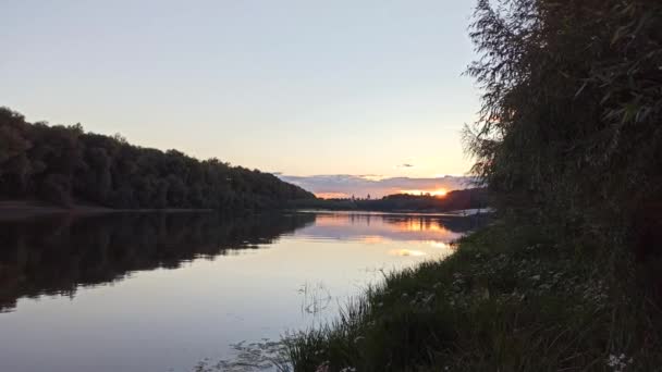 Rayons Ensoleillés Partent Avec Déclin Paysage Nocturne Sur Ville Rivière — Video