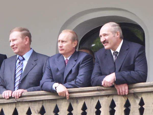 Novhorod-Sivers 'kyi Chernihiv bölgesi - Ukrayna - 27 Haziran 2004 Ukrayna: Cumhurbaşkanlarının tarihi fotoğrafı. Üç başkan. Ukrayna, Rusya ve Belarus. Fotoğrafta Kuchma Putin ve Lukashenko. Toplantıda Ukrayna Rusçası ve Belarus cumhurbaşkanları