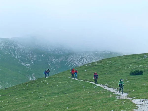 Călătorii Merg Drumeții Cale Montană Panoramă Montană Oameni Activi Turiștii — Fotografie, imagine de stoc