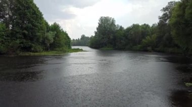 Su yüzeyinde yağmur damlaları. Nehirde yağmur. Yağmur sırasında su damlaları nehrin yüzeyine düşer. Nehir yüzeyine su damlaları