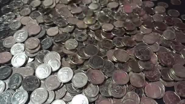 現代のコイン宗派の世界ウクライナのグリブナ2021 ウクライナの鉄のお金 ウクライナの硬貨 現金でお金 ウクライナの硬貨が山に注いでいる — ストック動画