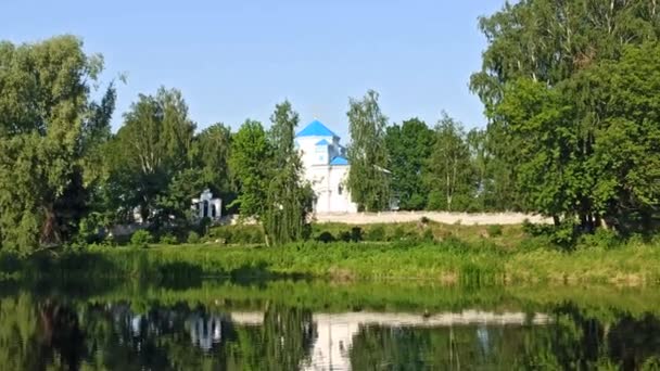 Eglise Debout Sur Rive Rivière Cloche Sonnant Pendant Service Église — Video
