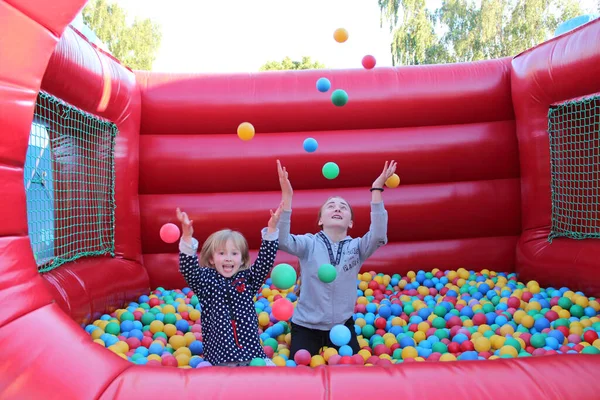 Jeunes Filles Jouant Avec Des Ballons Colorés Sur Aire Jeux — Photo