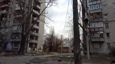 Chernihiv - Ukrayna. 30 Mart 2022: Çernihiv 'deki çok katlı topçu mermisi tarafından vurulduktan sonra çok katlı bir binanın duvarında yıkım meydana geldi. Rusya-Ukrayna Savaşı sırasında harap olmuş apartman binası