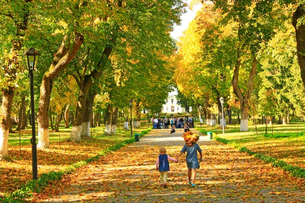 Great Autumnal Park Crowd People Excursion Historical Estate Kachanivka Two — Stock Photo, Image
